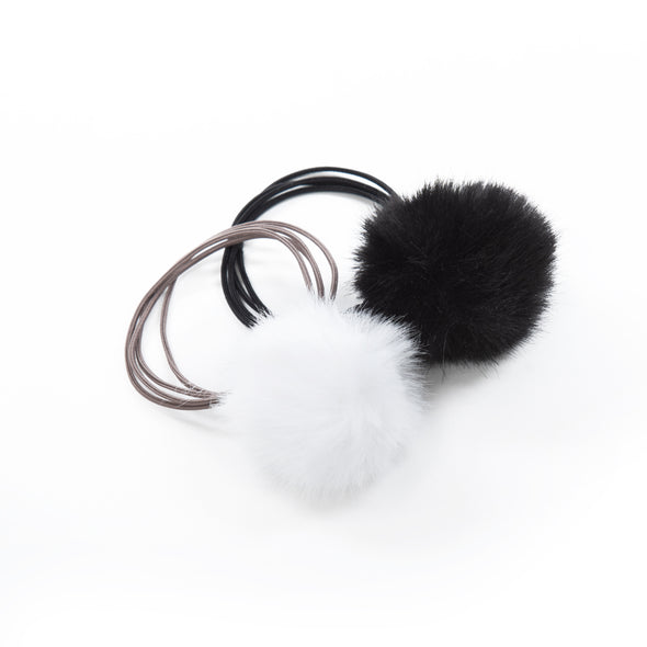 Duo of elastic bands with pompom